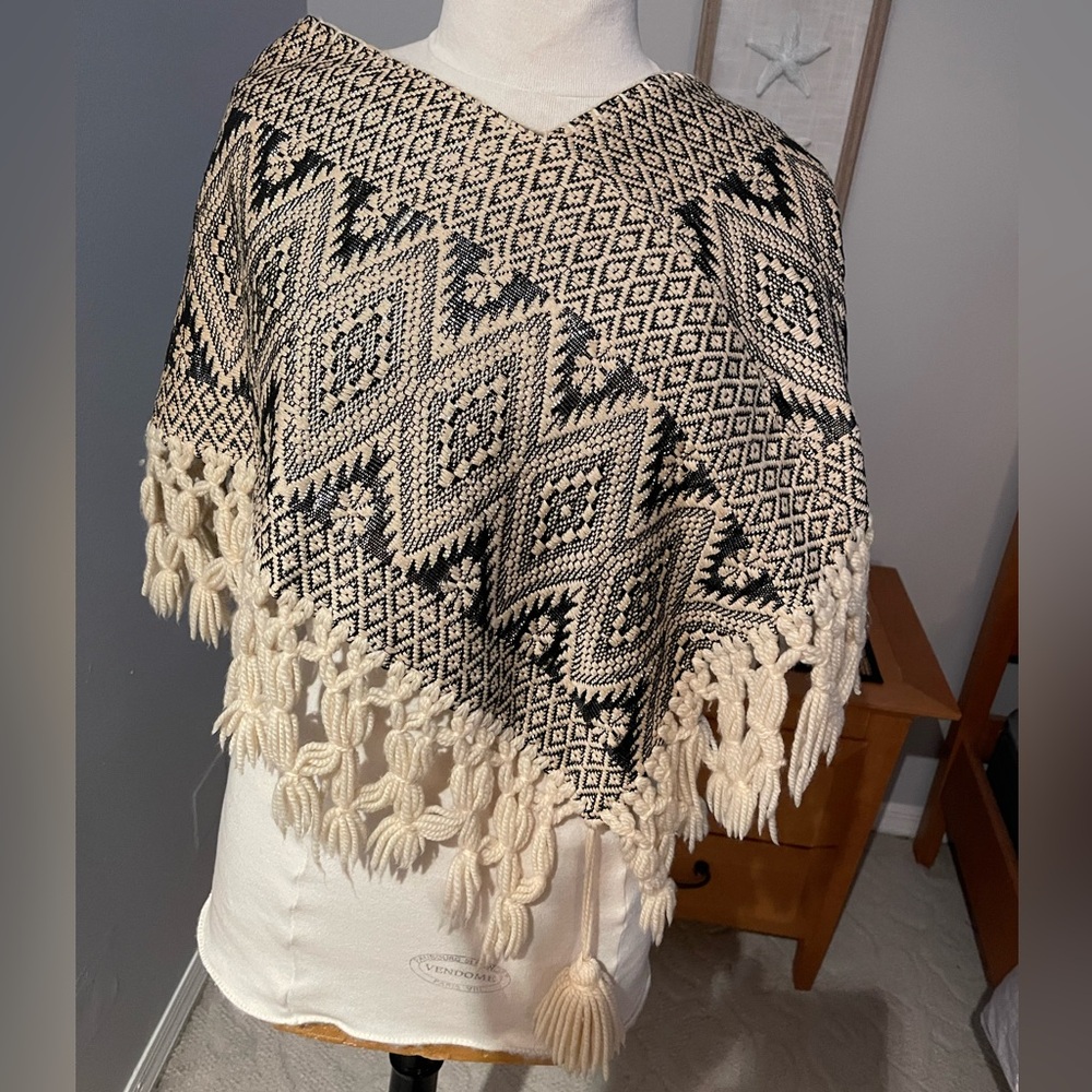 1960 Fringe Poncho shimmery dark gray & Cream with Geometric style by Lanza Mex